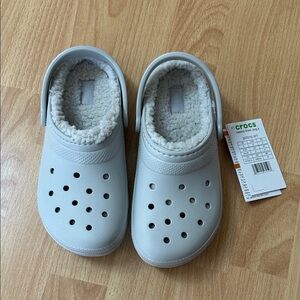 CROCS Kids Lined Clogs in Light Gray with Sherpa Size 3